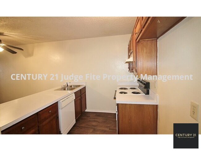 Building Photo - Lovely 2-Story 2/1.5 Townhome in Duncanvil...
