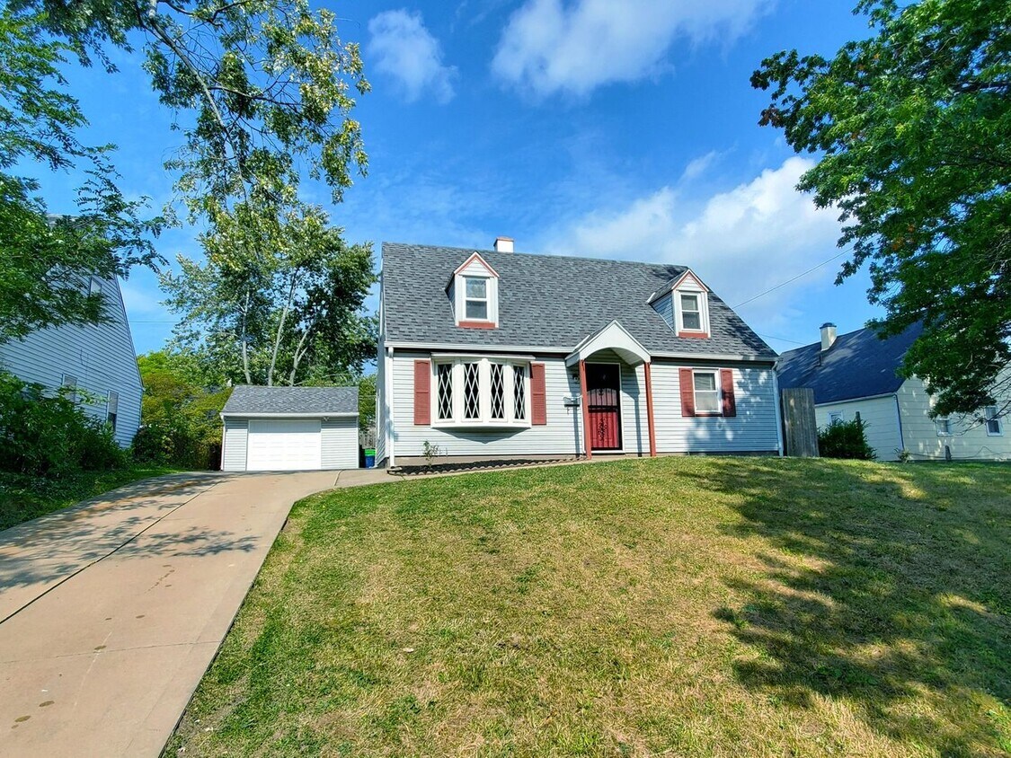 Primary Photo - 4 Bed - 1 Bath Cape Cod for Rent