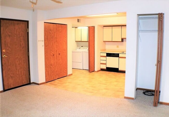 Building Photo - $1,095 | 2 Bedroom, 1 Bathroom 1st Floor C...