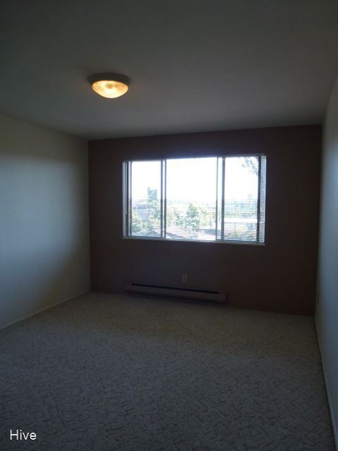 Building Photo - 7101 Roosevelt Way NE