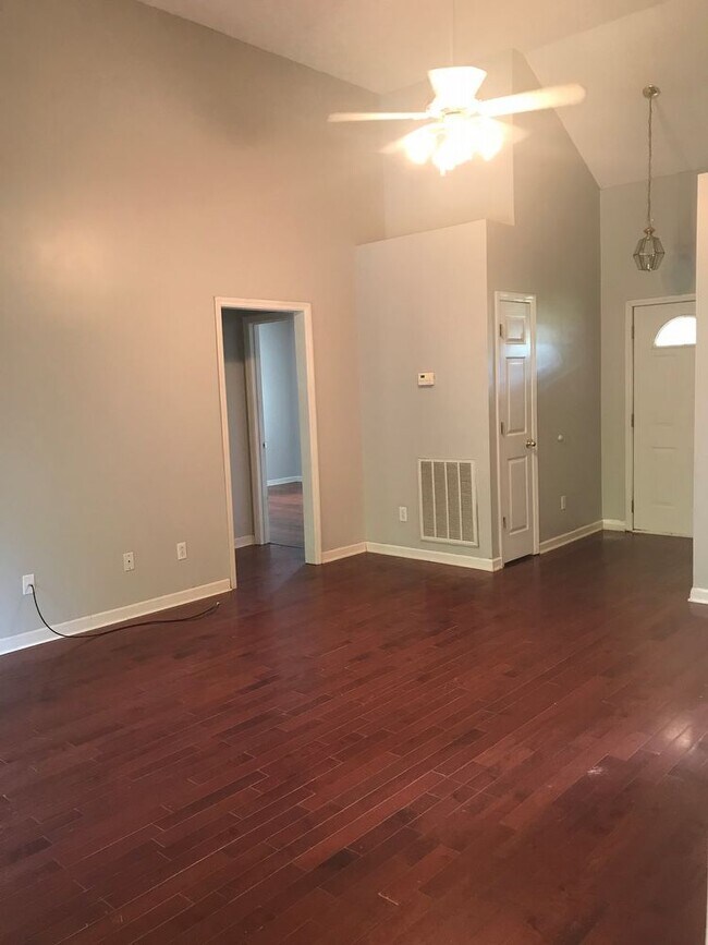 Foto del edificio - 3BR 2BA HUGE Fenced-in Back Yard in Fairview