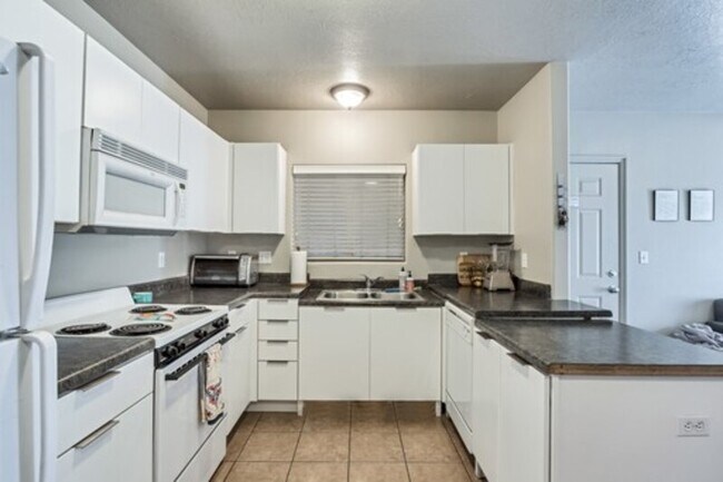 Building Photo - 838 E 700 N