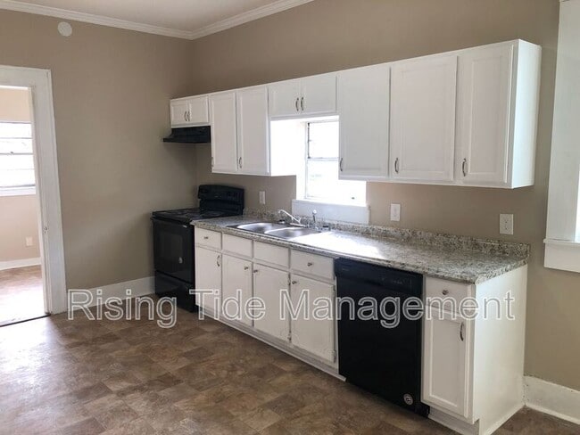 Building Photo - 1131 8th Ave W