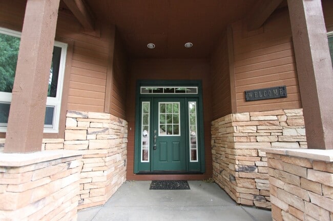 Building Photo - Stunning Boulder Pointe home with Huge Bon...