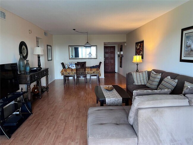 Building Photo - 3150 N Palm Aire Dr
