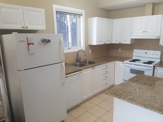 Photo du bâtiment - 2 Bed 2 Bath Unit in Calgary, AB