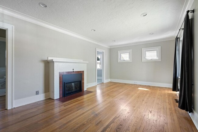 Building Photo - Lovely 2-bdrm/1-bath home w/ updates in cl...
