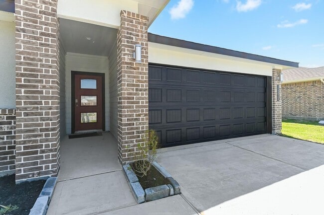 Building Photo - 14826 Cold Water Dr