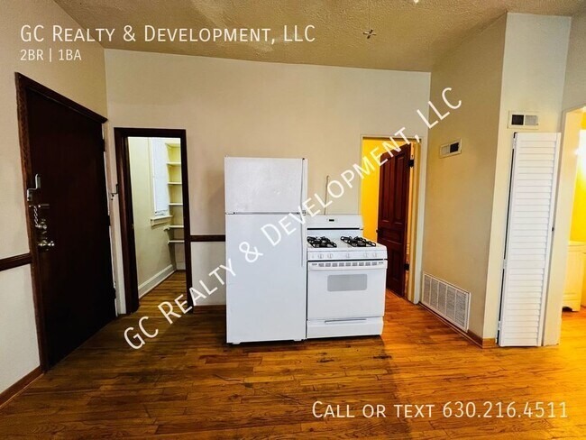 Building Photo - ** WRIGLEYVILLE 2 BR / 1 BATH / HARDWOOD F...
