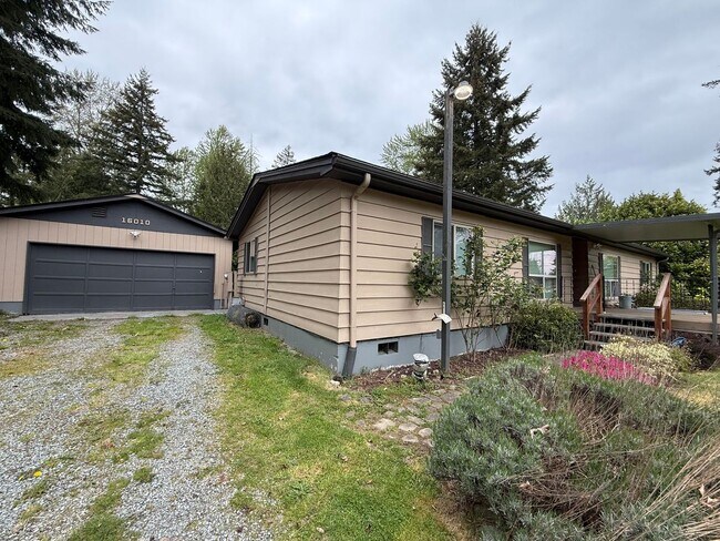 Foto del edificio - Private 3 bedroom home in Puyallup on fenced 0.76 acres!!