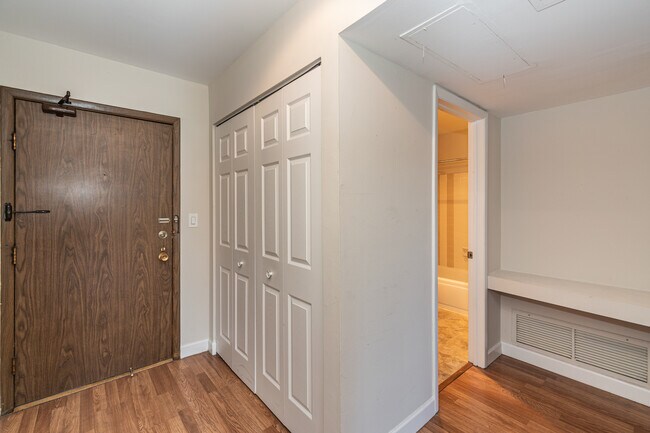 Building Photo - 1000 Bayside Dr