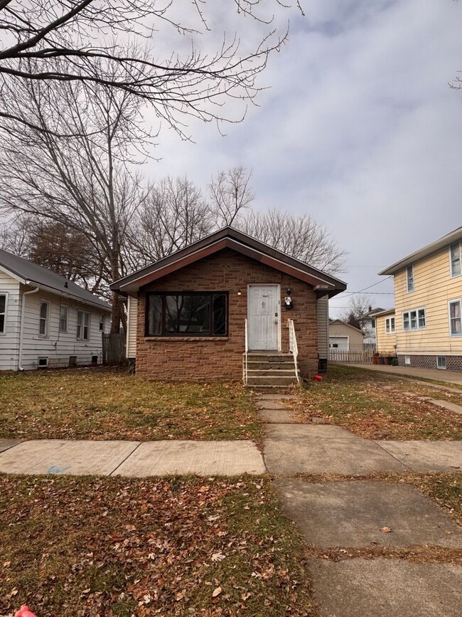 Building Photo - 2 Bedroom with Garage PENDING
