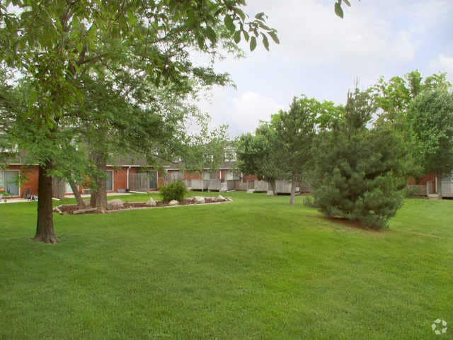 Court Yard - Village Park at Eastborough