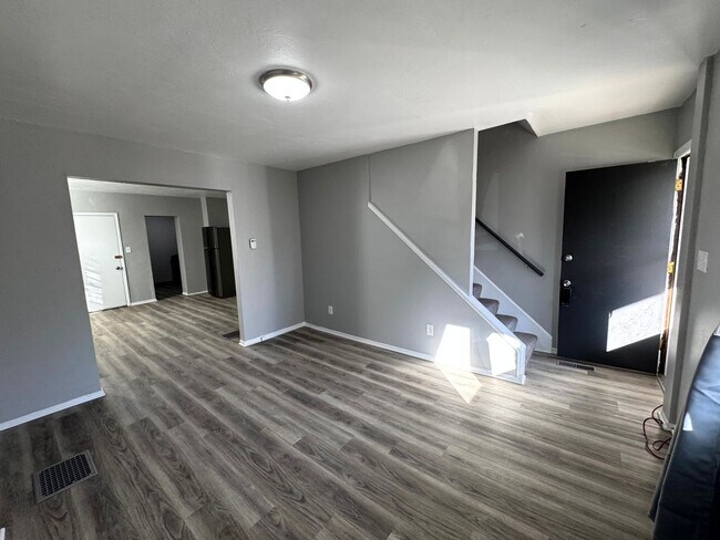 Building Photo - Lovely two bedroom, 1 bathroom Townhome on...