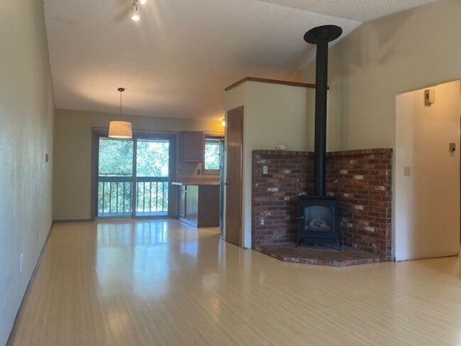 Building Photo - 2 Bedroom Apartment Near MSU! Small Dogs W...