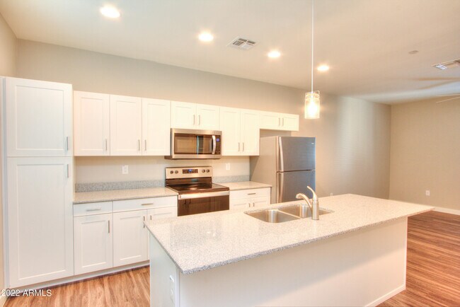 Foto del edificio - 2245 N Dayton St