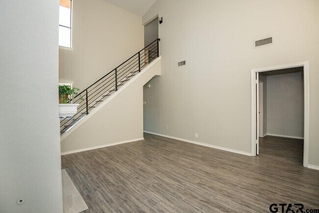 Building Photo - 5911 Hollytree Dr