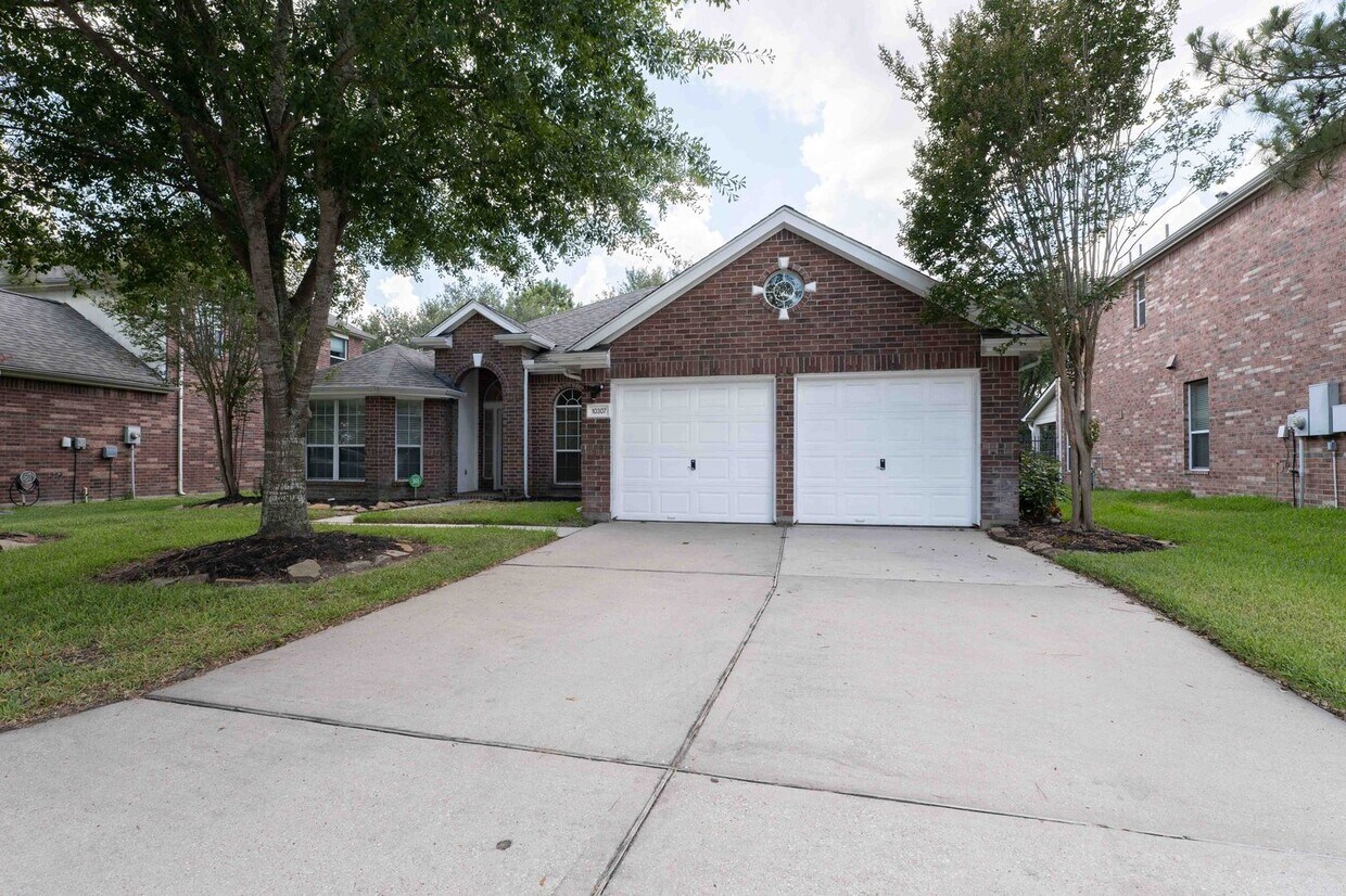 Foto principal - Beautiful Home in a Gated Community with S...