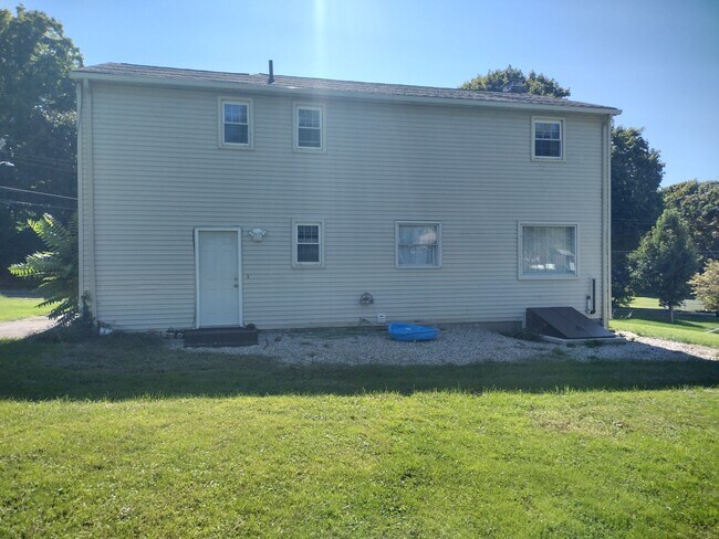 Building Photo - 146 Center Rd