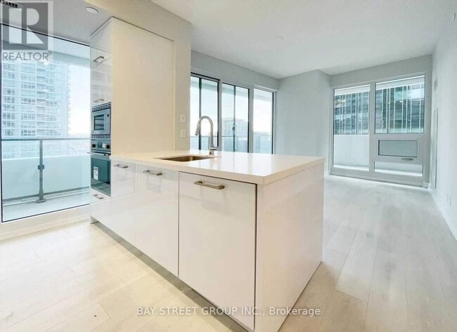 Photo du bâtiment - 2221-2221 Yonge St