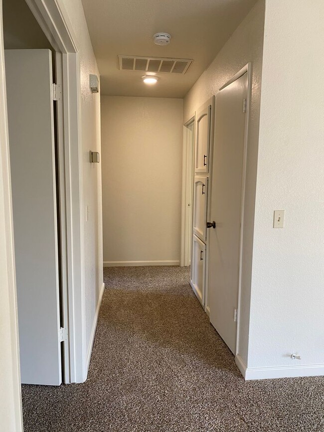 Building Photo - 3 Bedroom North Merced Available Now!!