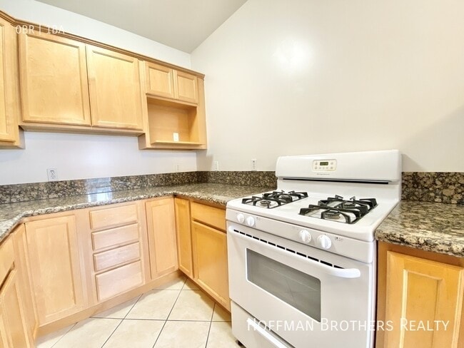Building Photo - 800 N Las Palmas Ave