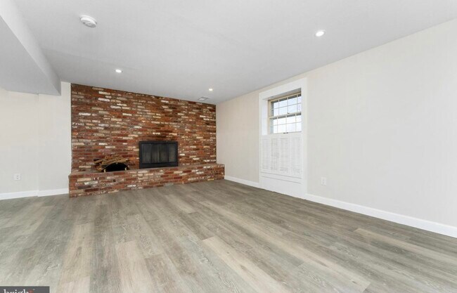 Building Photo - 403 W Poplar Rd