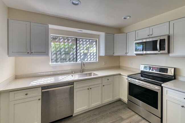 Building Photo - Newly Renovated San Marin Home