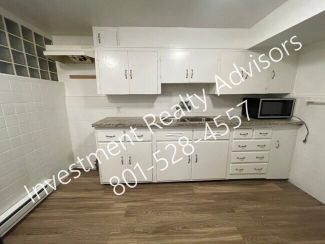 Foto del edificio - 224 1/2 Canyon Side Rd-