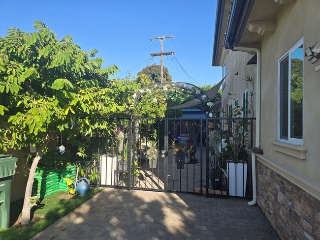 Foto del edificio - Fully Furnished 2 Bed, 2 Bath Townhome – 5...