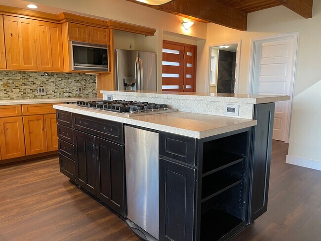 Foto del edificio - Stunning 4b/3b home in Ventura with Ocean Views!