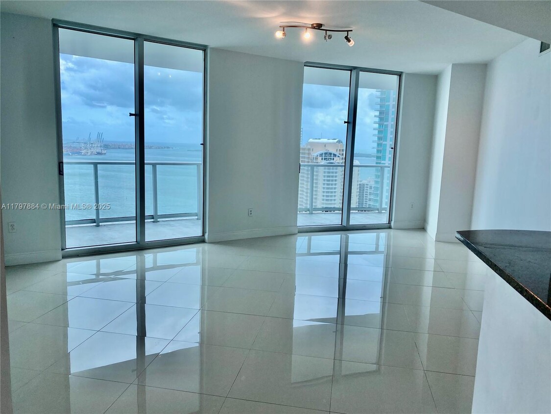 Foto principal - 300 S Biscayne Blvd