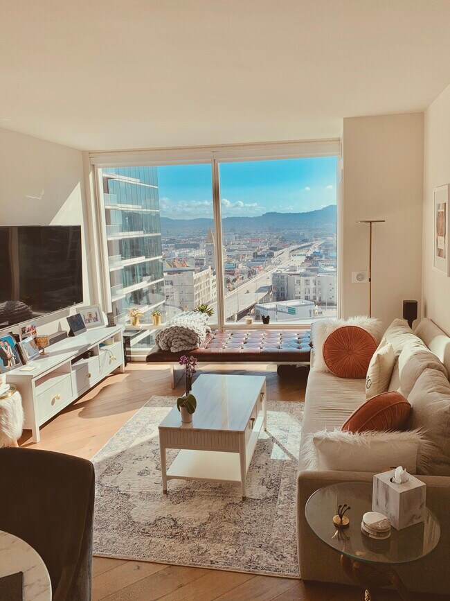 Living Room - City view - 401 Harrison St