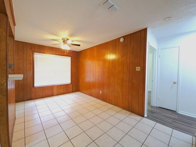 Building Photo - 501 E Reagan St