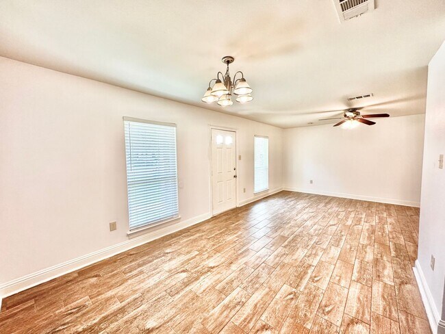Foto del edificio - Updated 3 Bedroom Home in Denham Springs