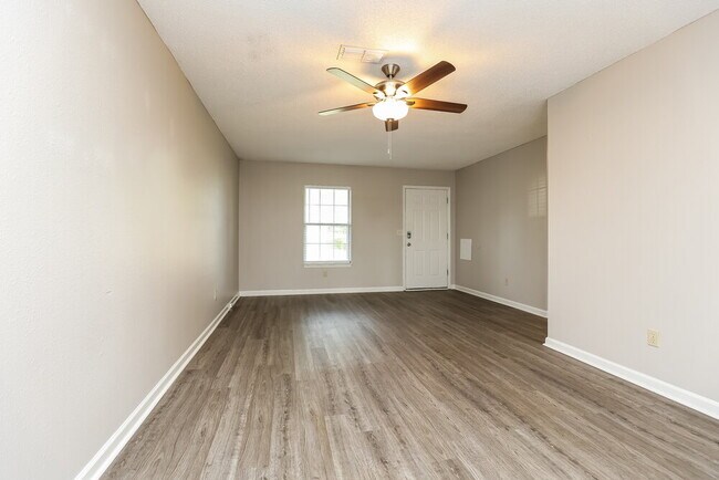 Foto del edificio - 495 Forest Ridge Dr