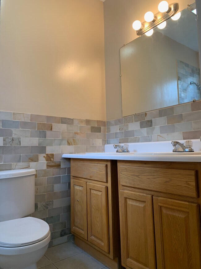 Baño principal con lavabos dobles - 69 Schley St