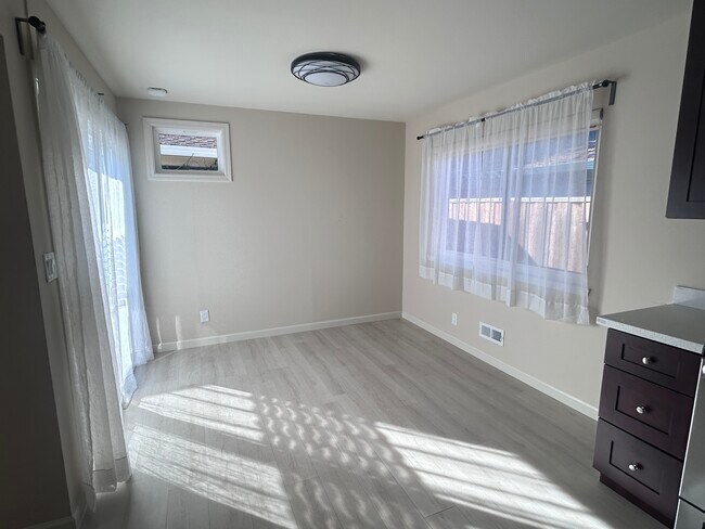 Foto del edificio - 704 Muir Dr