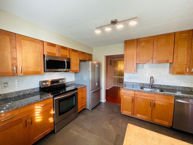 Building Photo - ALEXANDRIA - CHARMING TOWNHOUSE CLOSE TO P...