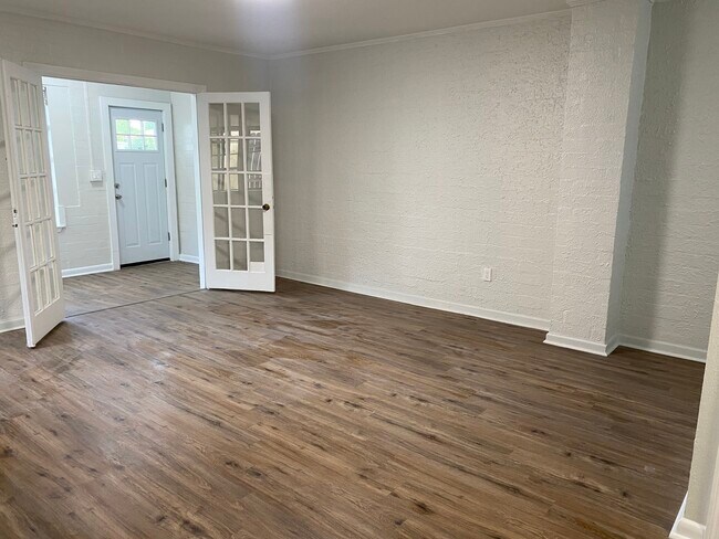 Large living room perfect for hosting - 602 Florida St