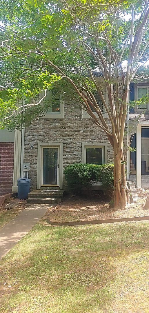 Foto del edificio - Spacious 2 Bedroom, 2.5 Bathroom Townhome ...