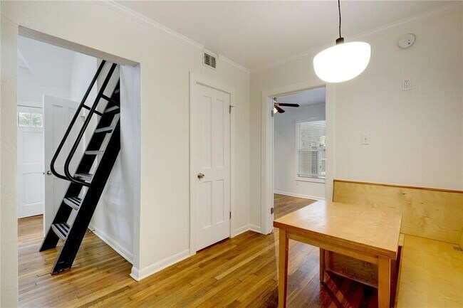 Building Photo - 1110 W 22nd St