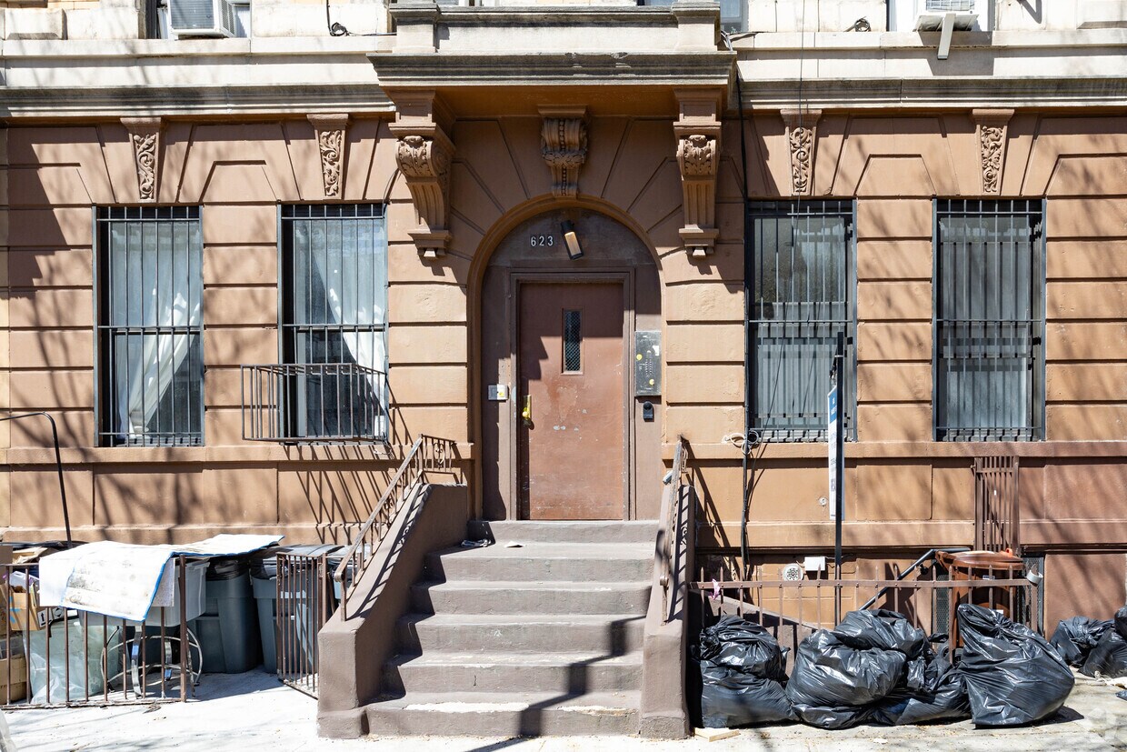 Entrance - 623 Halsey St