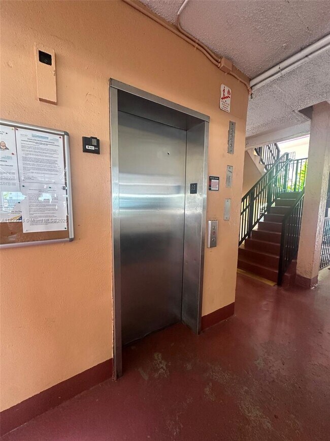 Foto del edificio - 1855 W 60th St