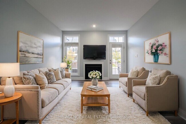 Photo du bâtiment - BEAUTIFUL TOWNHOME  *SUNNINGDALE * 5 Bedroom * Garage * AVAIL NOW