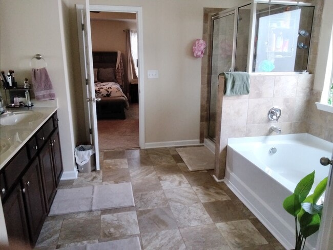 Main bathroom - 630 Oakville Trl