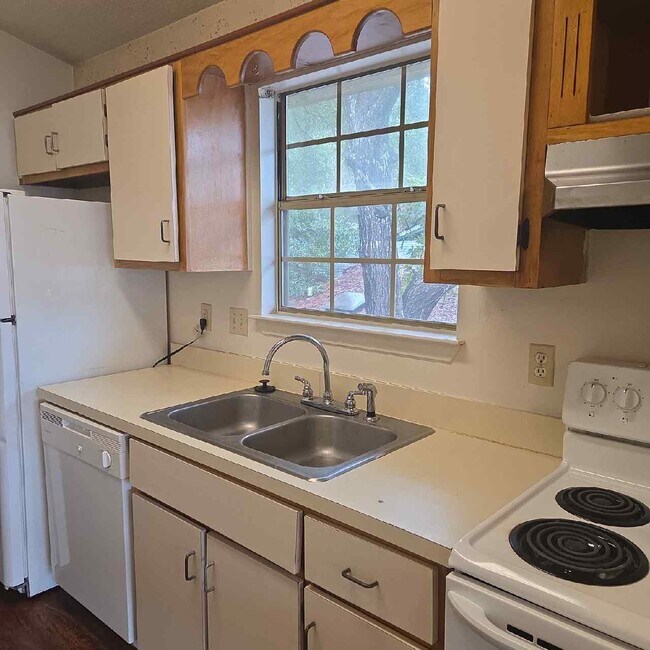 Building Photo - 943 Central Ave