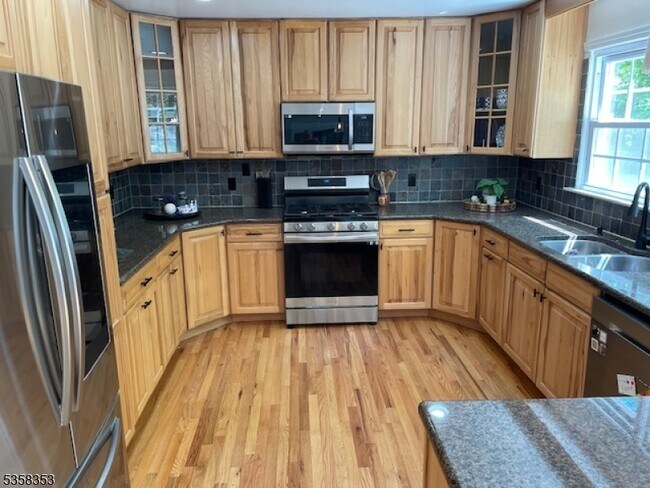 Foto del edificio - 16 Oak Ln