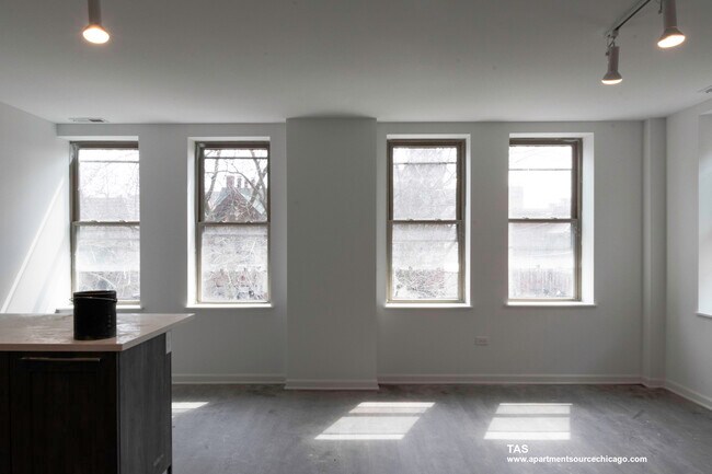 Building Photo - 940 W Winona St