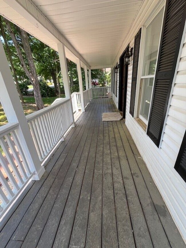 Foto del edificio - Two-Story Cape Cod- 3 Bed 2 Bath Greensbor...